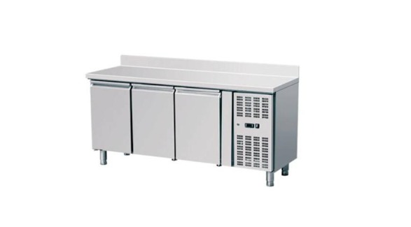 Top Benefits of Using a Triple Door Chiller for Large-Scale Storage